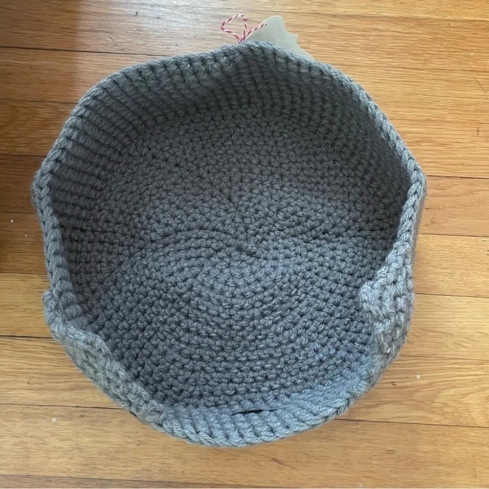Handmade Small Cat Bed Grey / Black Nose 11.5” x 4” Crocheted Pet NWT Furbaby